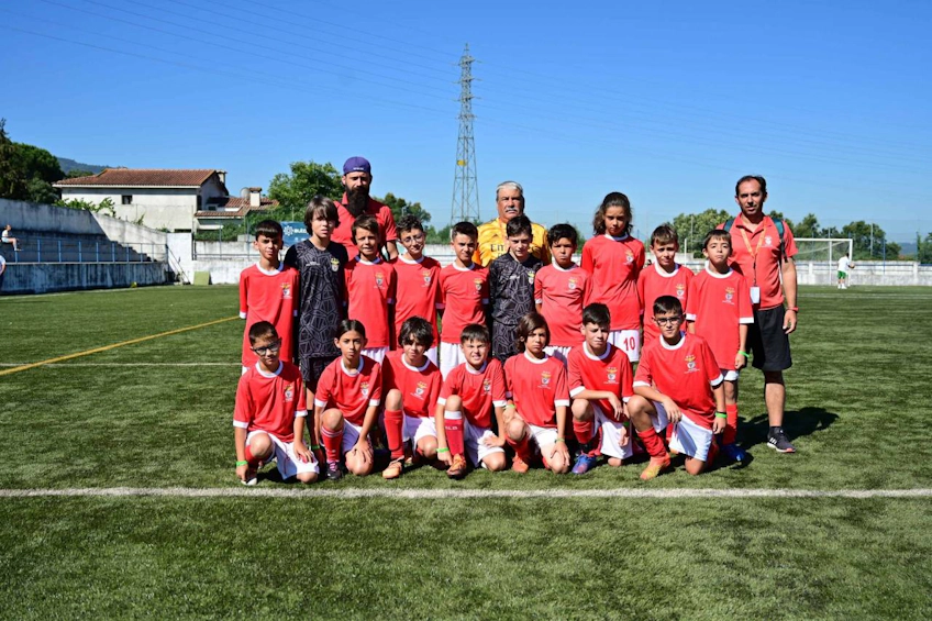 青少年足球队在米兰达杯足球赛上。