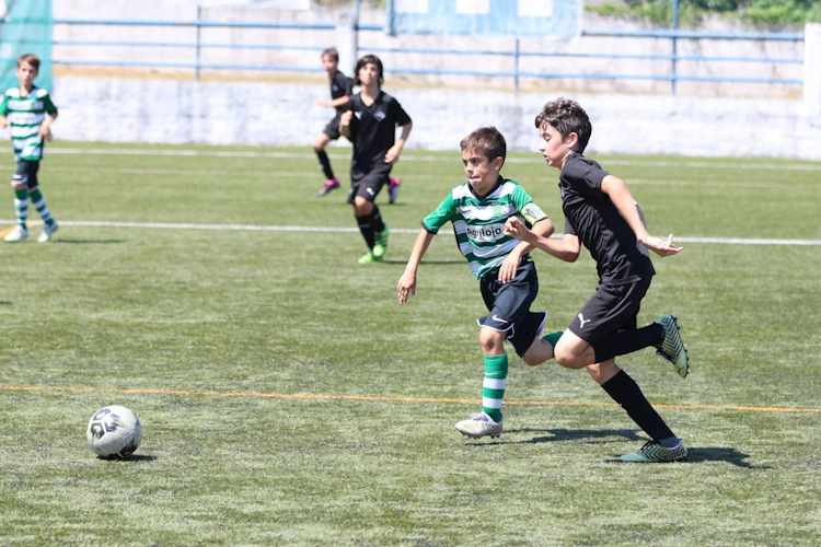 Unga fotbollsspelare i svart-gröna tröjor på Miranda Cup