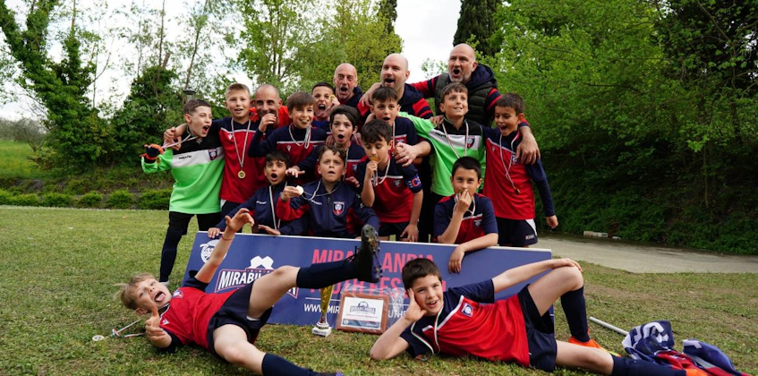 La squadra di calcio giovanile festeggia una vittoria al Mirabilandia Youth Festival
