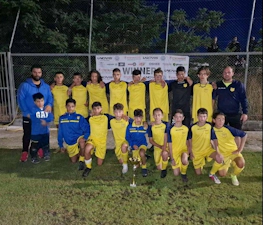 Ifjúsági focicsapat trófeával a júniusi Platres Focifestiválon