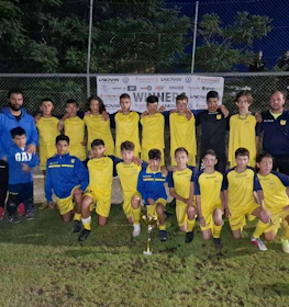 Ungdomsfodboldhold med trofæ på Platres Fodboldfestival i juni