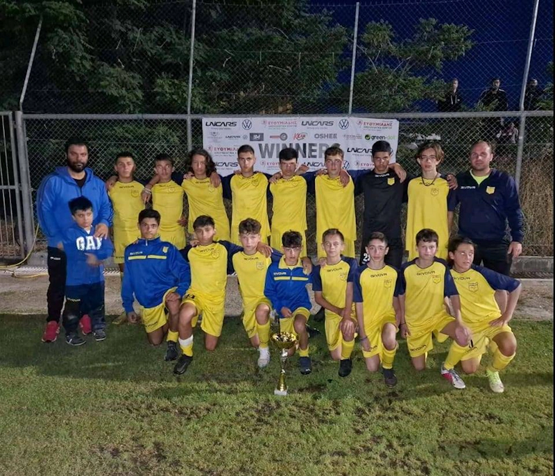 Equipo de fútbol juvenil con trofeo en el Festival de Fútbol de Platres en junio