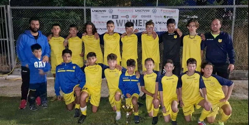 Футбольная команда молодежи с трофеем на фестивале Platres в июне