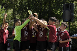 Детская футбольная команда празднует победу на турнире Mirabilandia Kick Off Cup