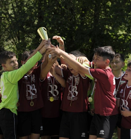 Echipa de fotbal pentru tineret sărbătorind victoria la turneul Mirabilandia Kick Off Cup