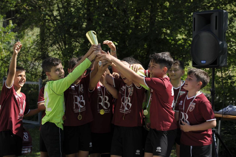 Équipe de football des jeunes célébrant la victoire au tournoi Mirabilandia Kick Off Cup