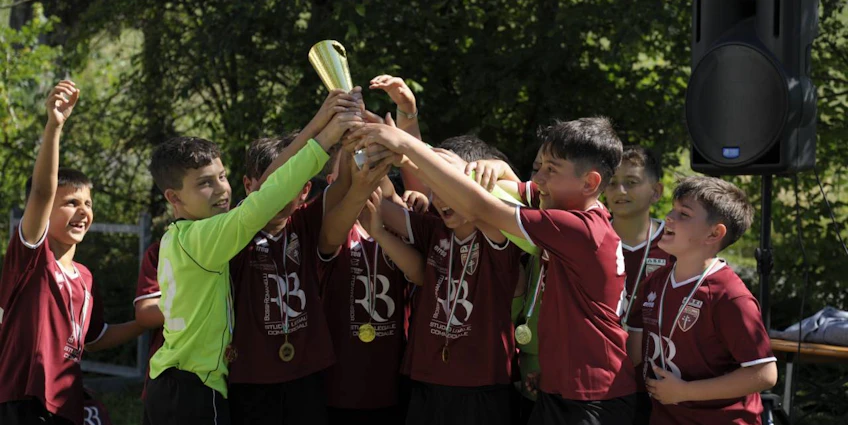 Ifjúsági labdarúgócsapat ünnepli a győzelmet a Mirabilandia Kick Off Kupa tornán