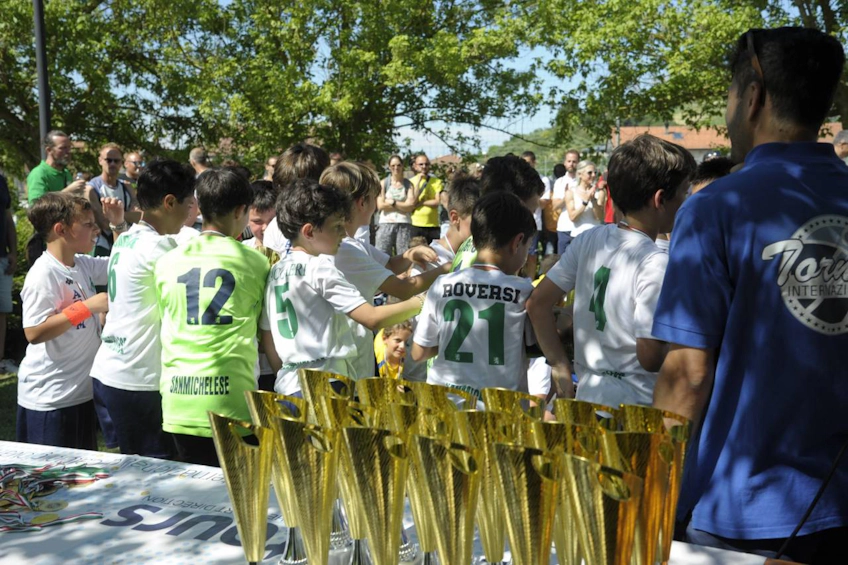 Joukko lapsia jalkapallovarusteissa Mirabilandia Kick Off Cupin palkintojenjakotilaisuudessa