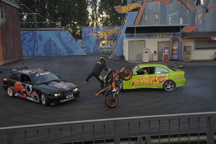 Moottoripyörätemput ja auton drifting esitys huvipuistossa