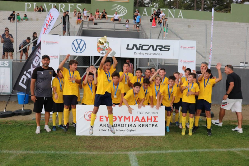 Echipa de fotbal de tineret sărbătorind o victorie la turneul Platres Summer Football Festival