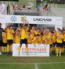 Jeugdvoetbalteam viert een overwinning op het Platres Summer Football Festival toernooi