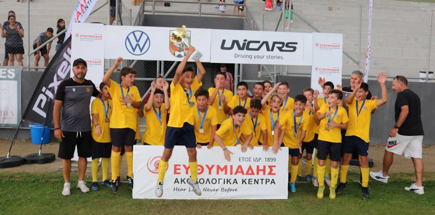 Ungdomsfotbollslag firar en seger på Platres Summer Football Festival-turneringen
