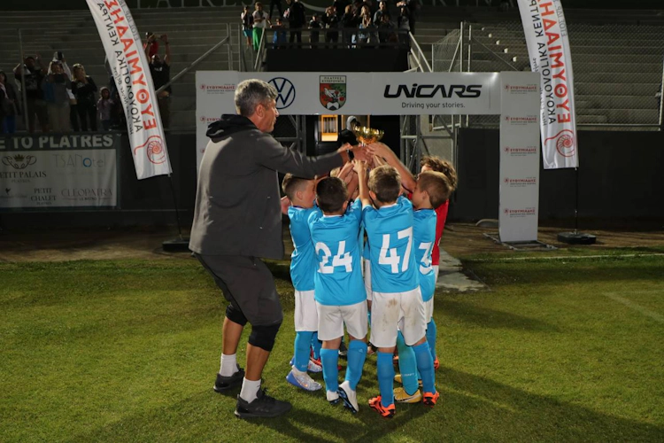 Kinder voetbalteam ontvangt een trofee op het Platres Summer Football Festival