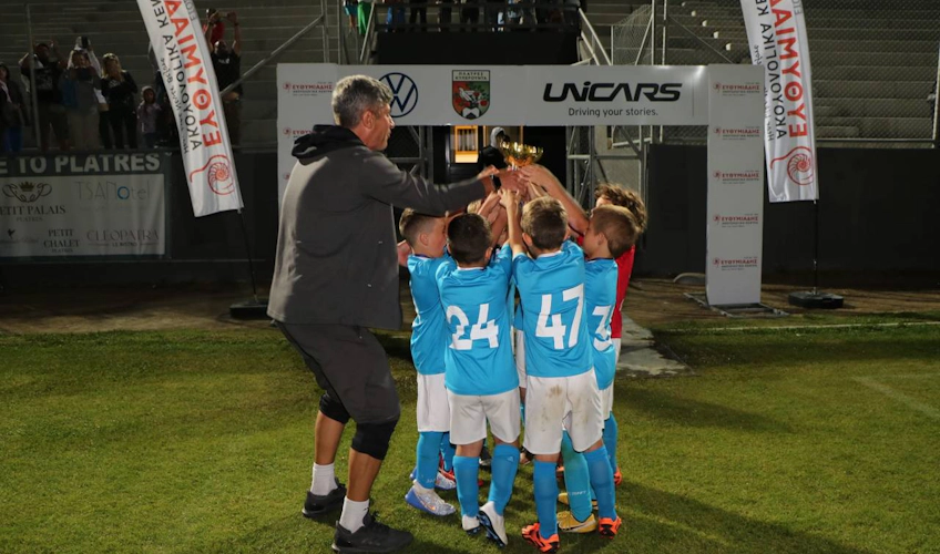 Squadra di calcio bambini riceve un trofeo al Platres Summer Football Festival