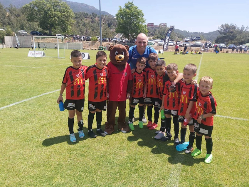 Echipa de fotbal pentru copii cu mascota la Festivalul de Fotbal Platres