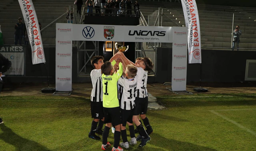 Jugendfußballmannschaft mit Pokal beim Platres Fußballfestival