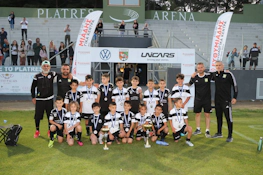 Equipe de futebol infantil comemorando uma vitória no torneio Platres Football Festival July