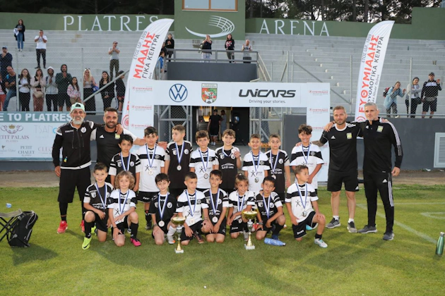 儿童足球队在Platres足球节七月足球锦标赛上庆祝胜利