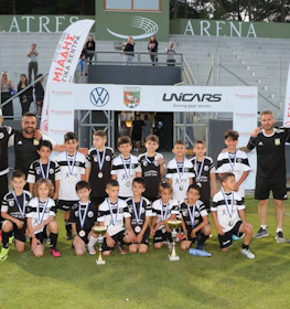 Kinder voetbalteam viert een overwinning op het Platres Football Festival July toernooi