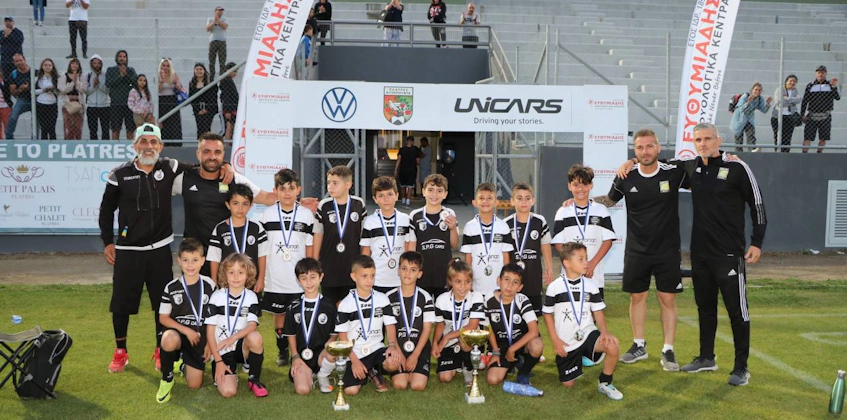 Kinder voetbalteam viert een overwinning op het Platres Football Festival July toernooi