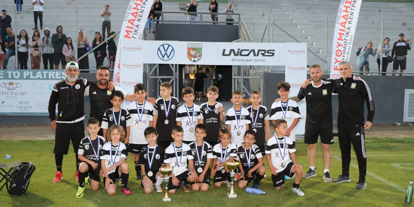 बच्चों की फुटबॉल टीम प्लैट्रेस फुटबॉल फेस्टिवल जुलाई टूर्नामेंट में जीत का जश्न मनाती हुई