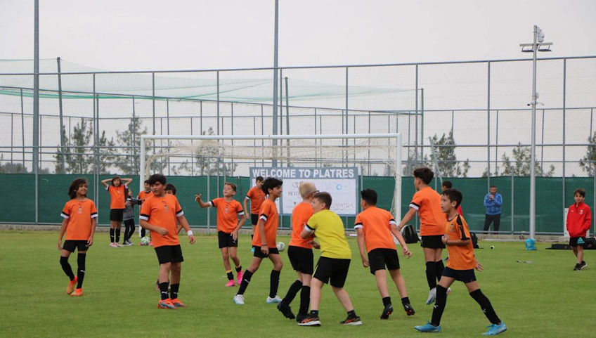 Jóvenes futbolistas entrenando en el Festival de Fútbol de Platres en julio