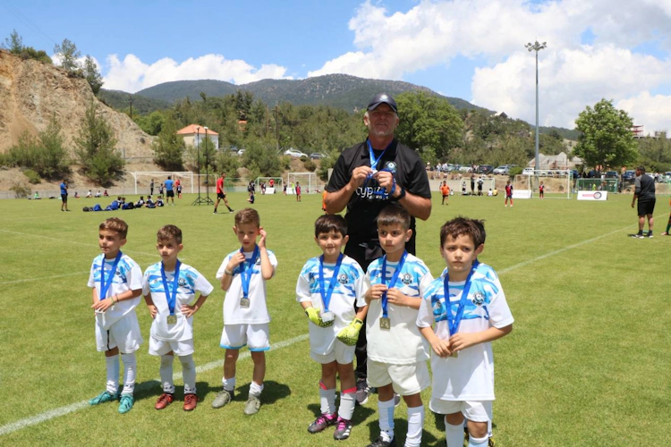 Squadra di calcio giovanile con medaglie al Platres Football Festival July