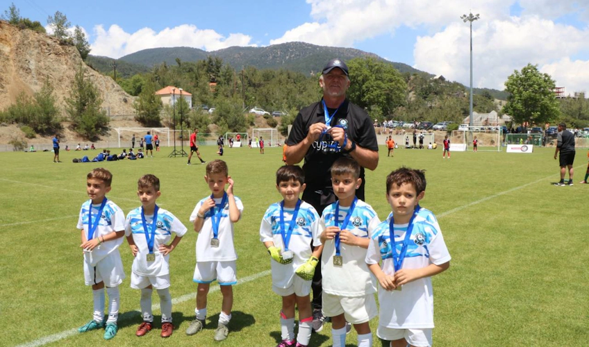 Noorte jalgpallimeeskond medalitega Platres Football Festival July turniiril