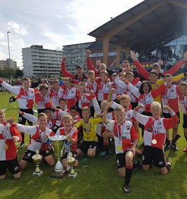 在Walibi Cup五月足球锦标赛上获得奖杯的儿童足球队