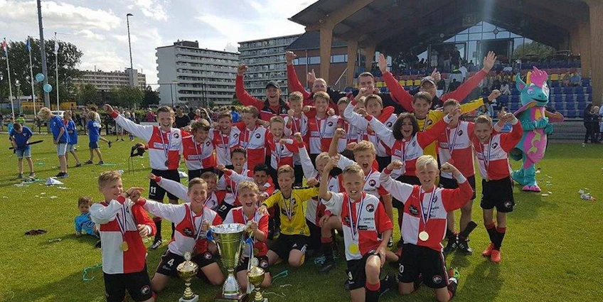 Lastest jalgpallimeeskond trofeega Walibi Cup May turniiril