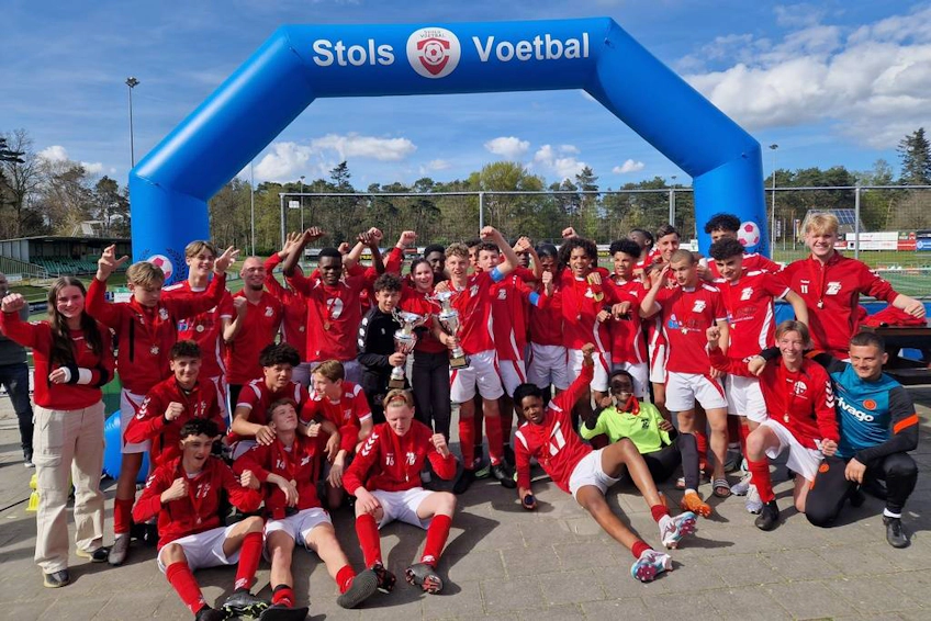 Echipă de fotbal tineret cu trofeu la turneul Walibi Cup în mai
