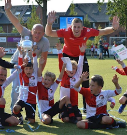 Dziecięca drużyna piłkarska z trofeum na turnieju Walibi Cup w czerwcu