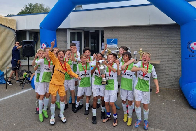 Équipe de jeunes footballeurs célébrant une victoire au tournoi Kempense Meren Cup