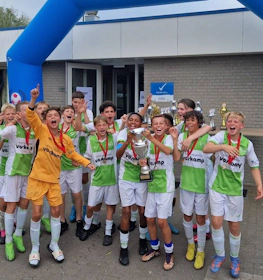 Echipa de fotbal tineret sărbătorind victoria la turneul Kempense Meren Cup