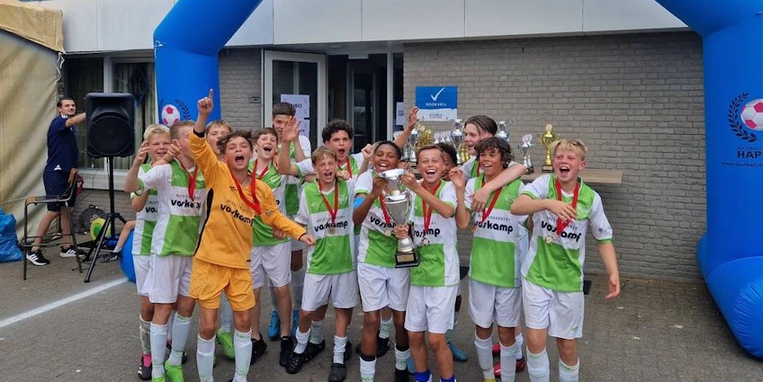 Echipa de fotbal tineret sărbătorind victoria la turneul Kempense Meren Cup