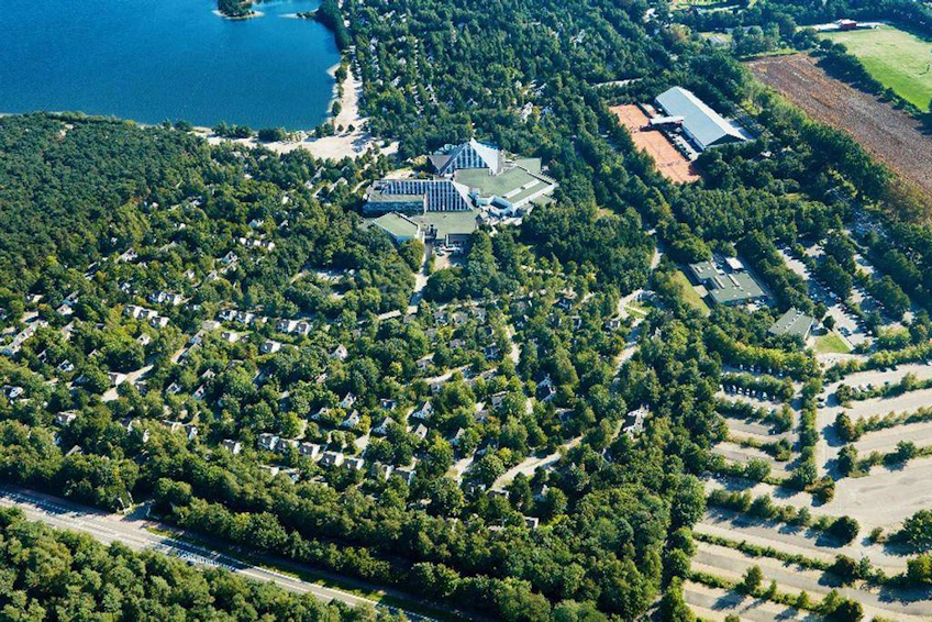 Vista aerea del paesaggio naturale e delle strutture sportive per il torneo di calcio Kempense Meren Cup