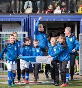 Tineri fotbaliști intrând pe teren la turneul Maastricht Cup