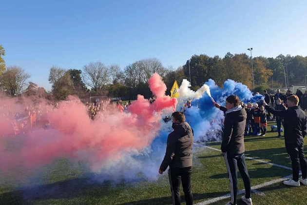Fotballturneringen Oostduinkerke Cup, feiring med fargerøyk på banen