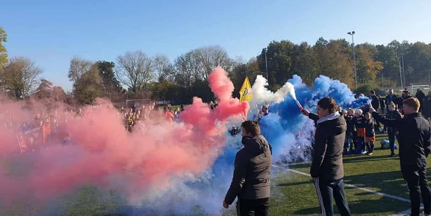 Fodboldturneringen Oostduinkerke Cup, fejring med farverig røg på banen