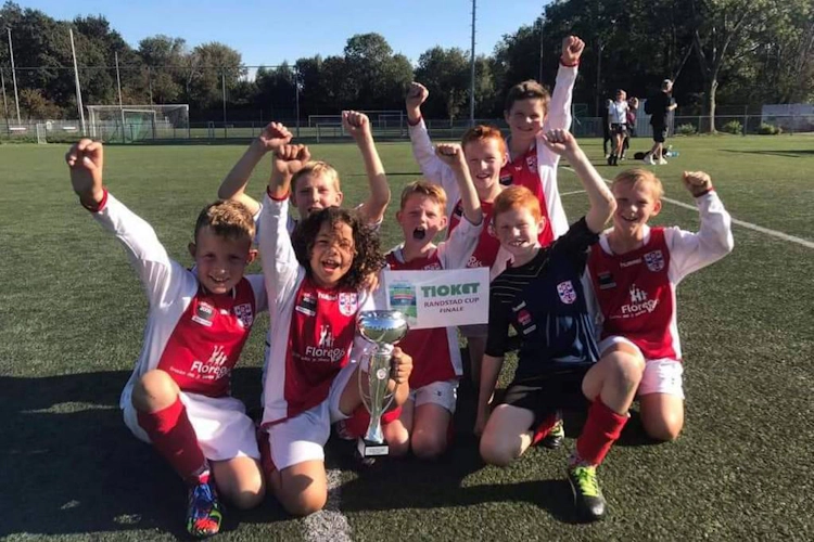 Children's football team celebrates victory at the Oostduinkerke Cup tournament