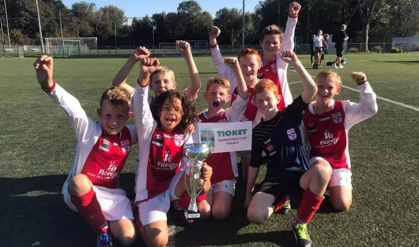 Equipo de fútbol infantil celebra la victoria en el torneo Oostduinkerke Cup