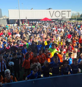 Menge von Kindern in Fußballtrikots beim Limburgse Peel Cup Turnier