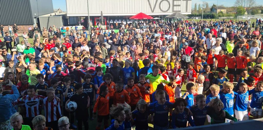 Multidão de crianças em uniformes de futebol no torneio Limburgse Peel Cup