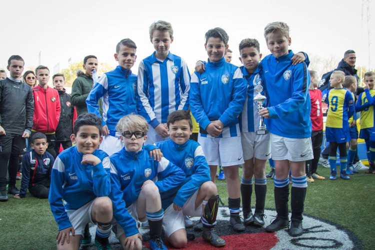 Équipe de football de jeunes avec trophée au tournoi Limburgse Peel Cup