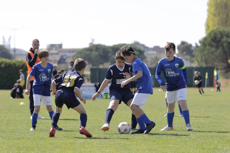 Barn spelar fotboll på Trofeo Delle Terme-turneringen.
