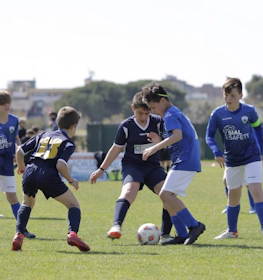 Copii jucând fotbal la turneul Trofeo Delle Terme.