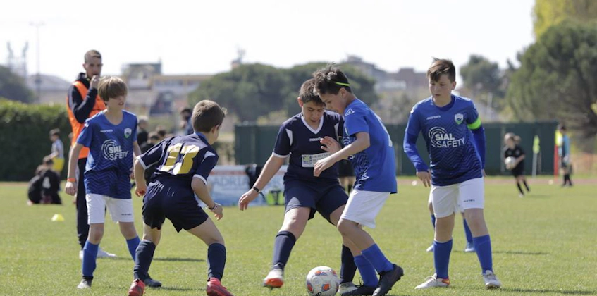 Trofeo Delle Terme 토너먼트에서 축구하는 어린이들.