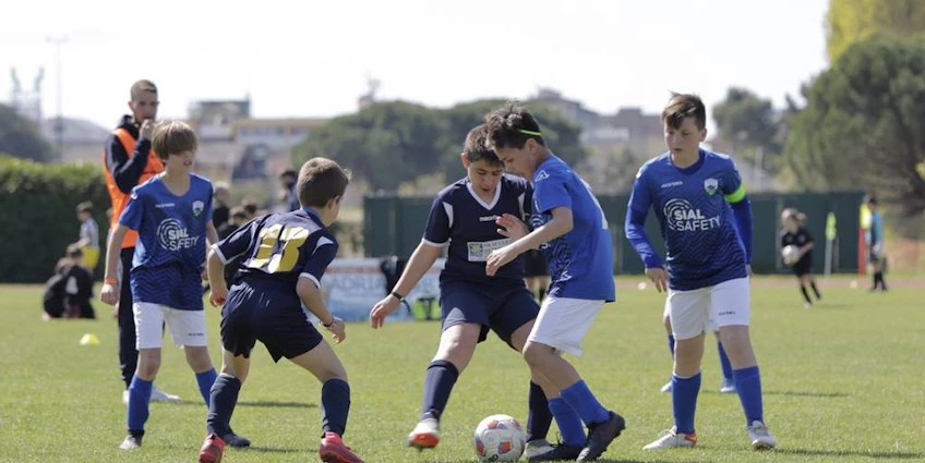 Uşaqlar Trofeo Delle Terme turnirində futbol oynayır.