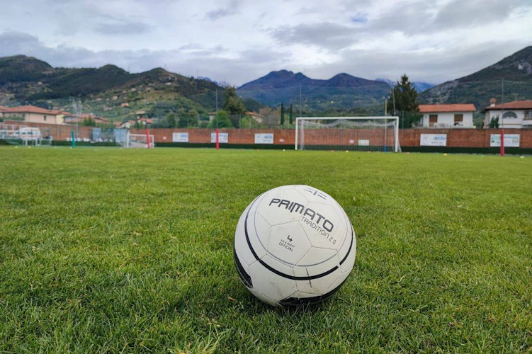 Trofeo Delle Terme टूर्नामेंट के लिए पहाड़ों के साथ मैदान पर फुटबॉल
