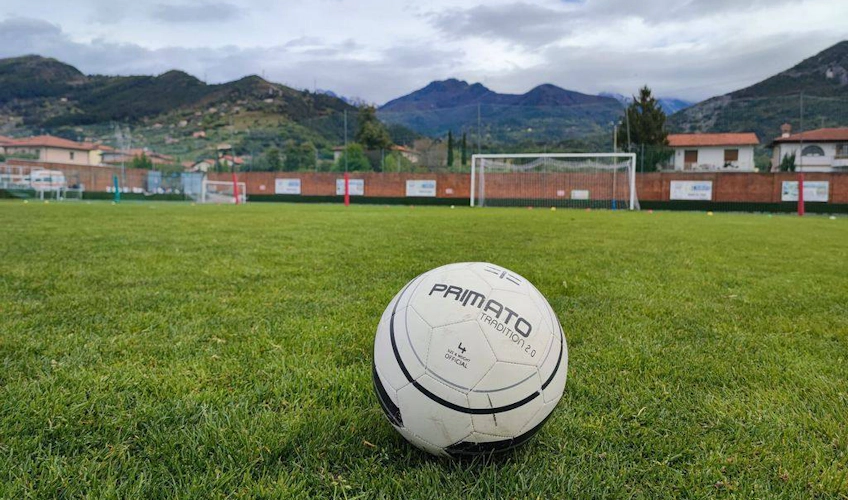 Ballon de football sur terrain avec montagnes pour le tournoi Trofeo Delle Terme